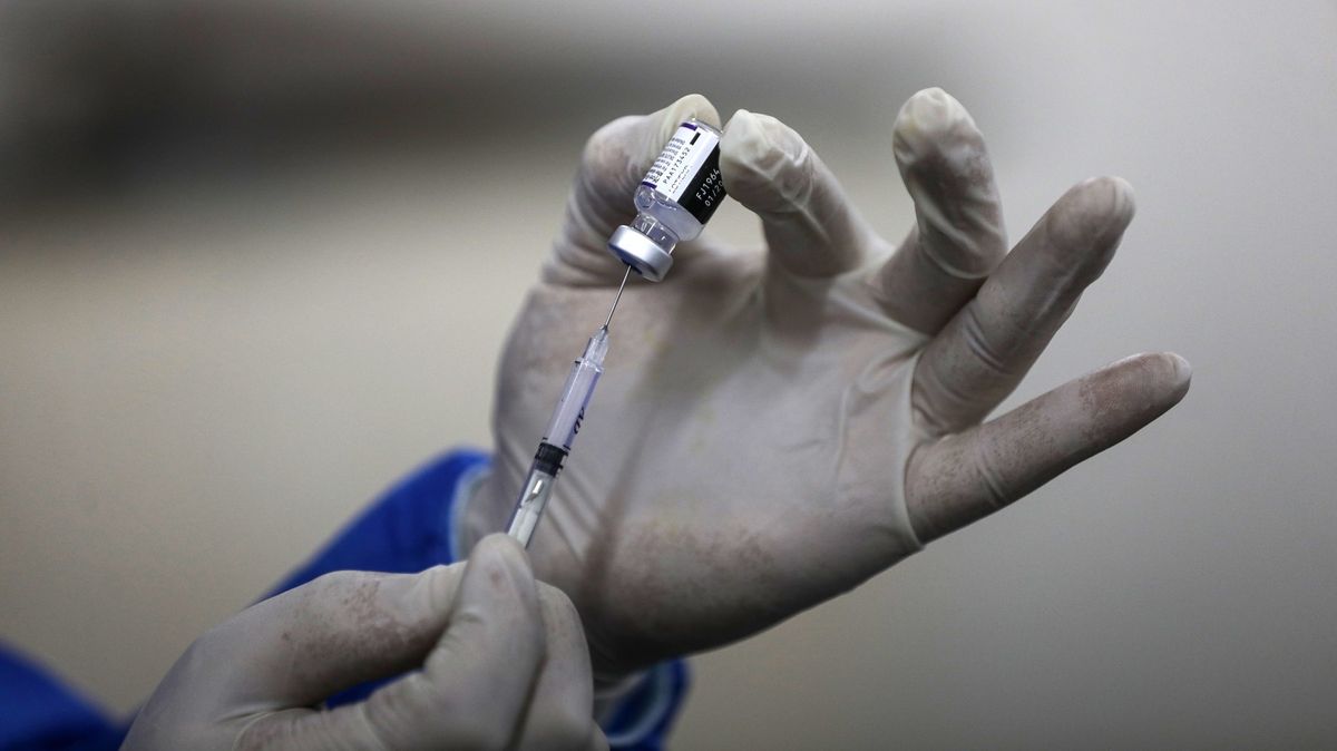 Pfizer a BioNTech začaly testovat vakcínu proti omikronu